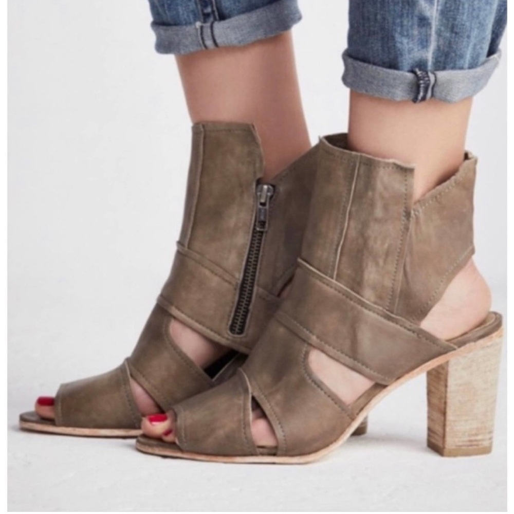 Free People Effie Leather Wooden Block Heeled Sandals in Taupe Size 38